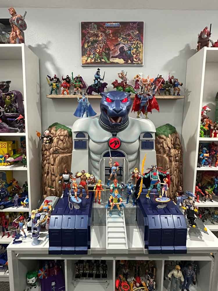 Light-Up-Eyes-Lion-O-&--Cat's-Lair-Super7-ThunderCats-Ultimates-action-pose-6