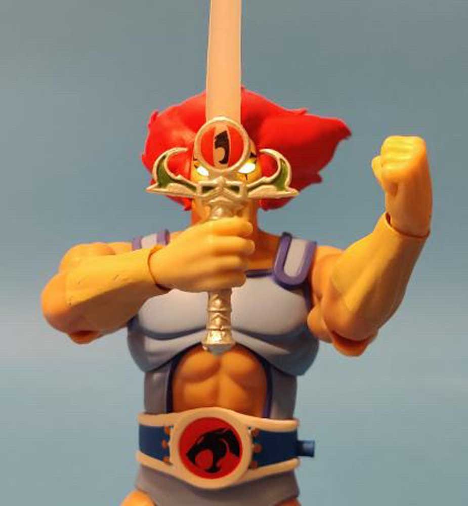 Light-Up-Eyes-Lion-O-&--Cat's-Lair-Super7-ThunderCats-Ultimates-action-pose-9