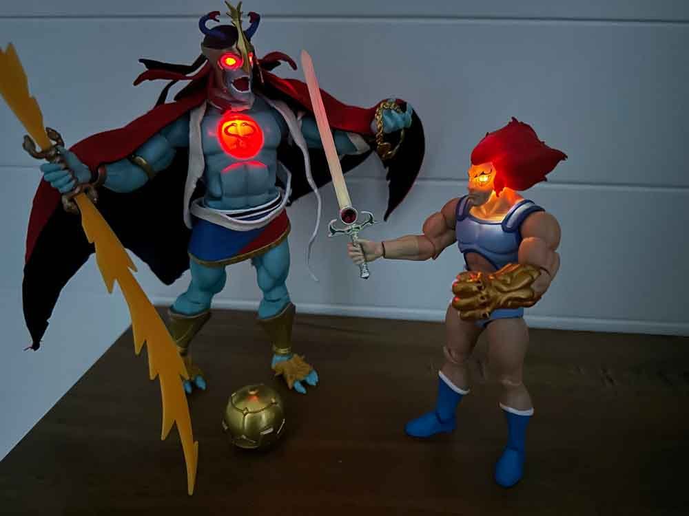 Light-Up-Eyes-Lion-O-&--Mumm-Ra-Super7-ThunderCats-Ultimates-action-pose-1