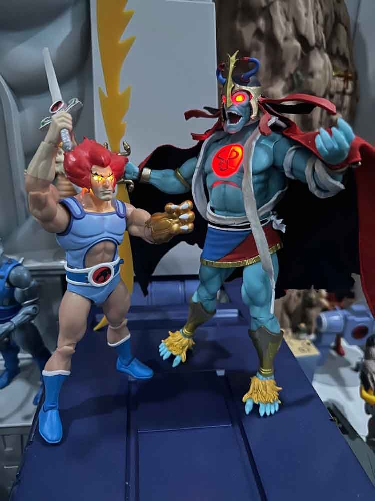 Light-Up-Eyes-Lion-O-&--Mumm-Ra-Super7-ThunderCats-Ultimates-action-pose-2
