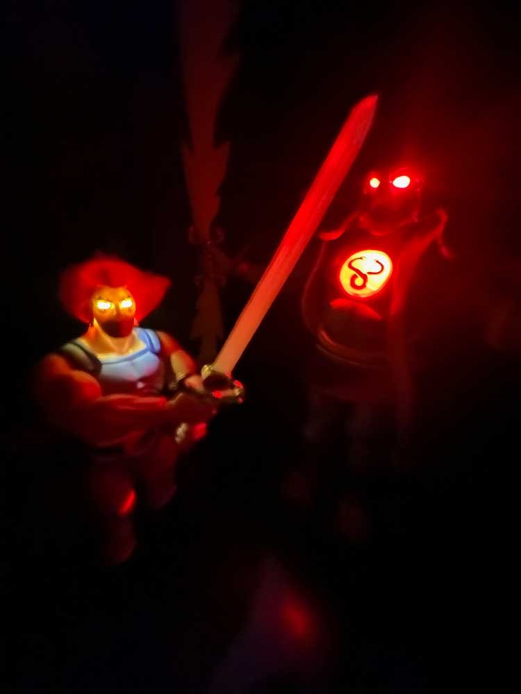 Light-Up-Eyes-Lion-O-&-Mumm-Ra-Super7-ThunderCats-Ultimates-head-with-painted-eyes-close-up-2