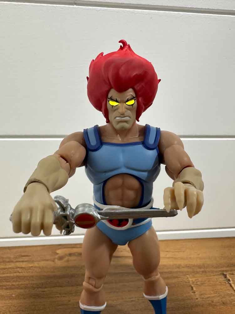 Light-Up-Eyes-Lion-O-Super7-ThunderCats-Ultimates-action-pose-4