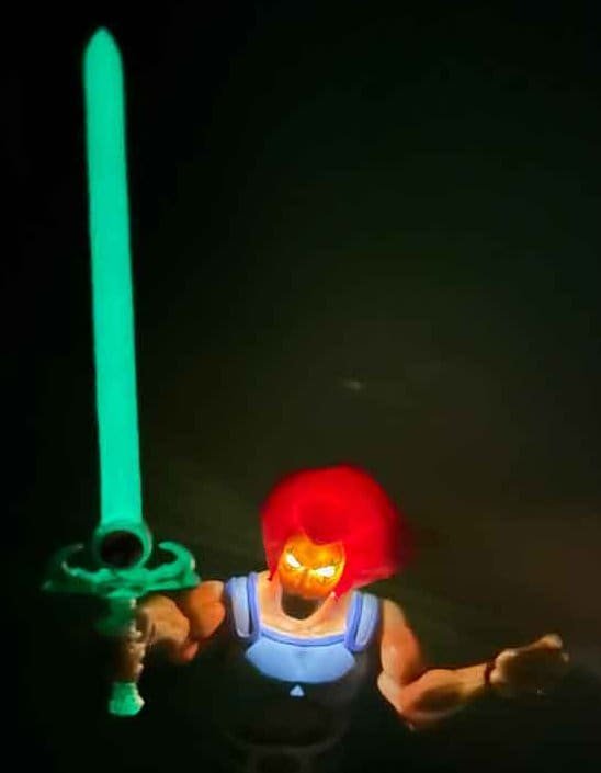 Light-Up-Eyes-Lion-O-Super7-ThunderCats-Ultimates-head-with-painted-eyes-close-up-3