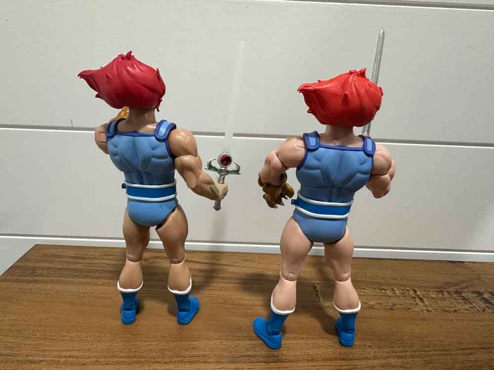 Light-Up-Eyes-Lion-O-Super7-ThunderCats-Ultimates-vs-Deluxe-rear
