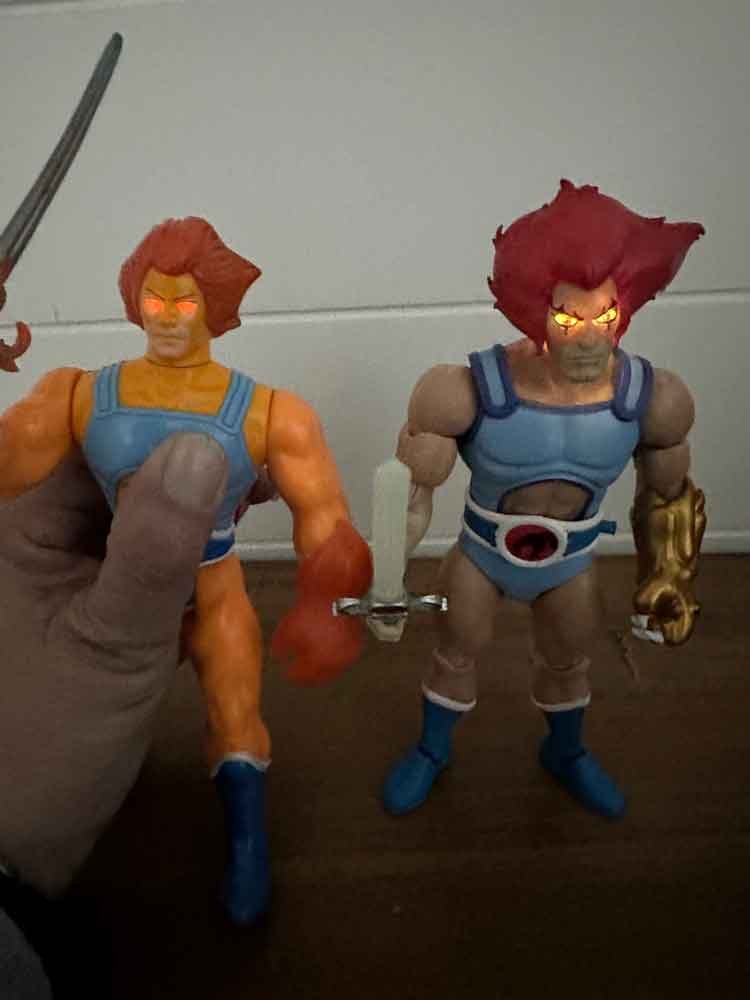 Light-Up-Eyes-Lion-O-Super7-ThunderCats-Ultimates-vs-Vintage