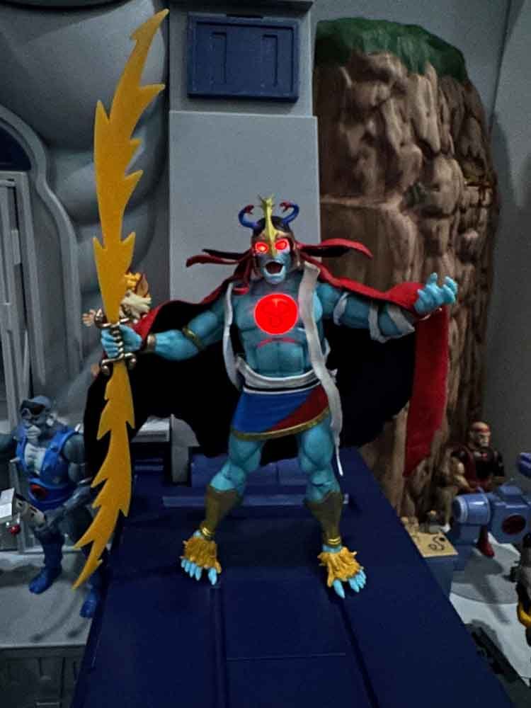 Light-Up-Eyes-Mumm-Ra-&--Cat's-Lair-Super7-ThunderCats-Ultimates-action-pose-2