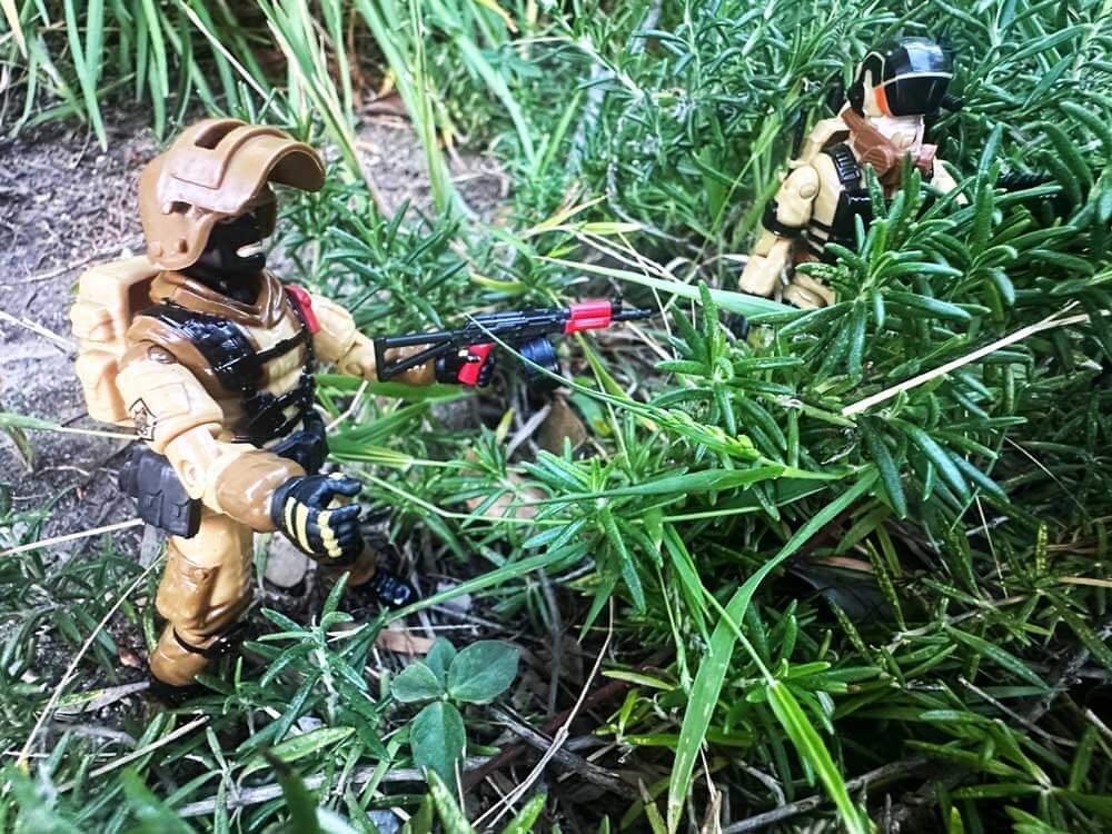 Delta17-Thunder-Battalion-vs-Delta-Squad-IH-action-pose-2