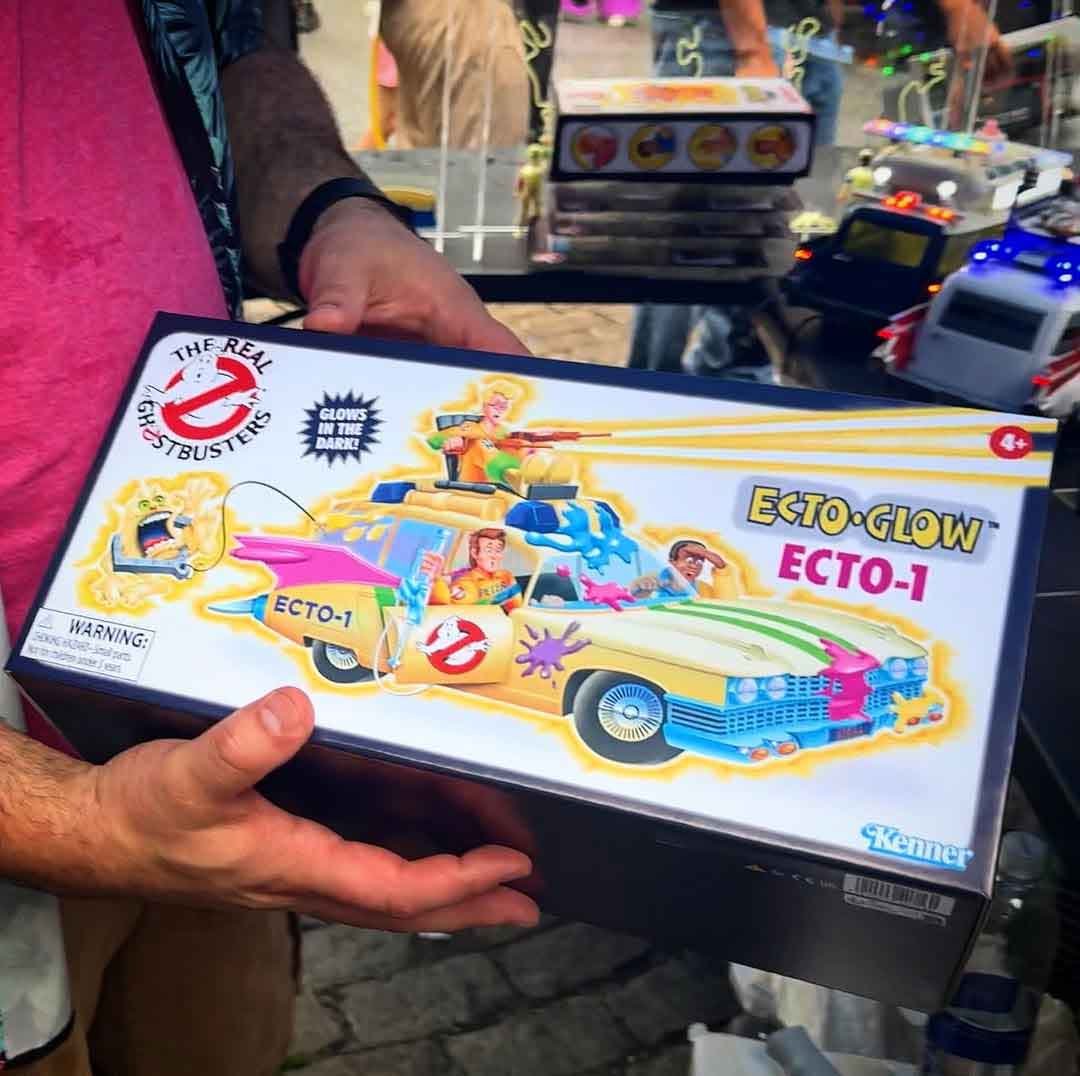 Hasbro-The-Real-Ghostbusters-Ecto-Glow-Ecto-1-reveal-6