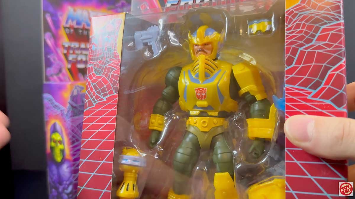 Man-At-Arms-Bumblebee-Armor-MOTU-Origins-Transformers-Crossover-IH-3