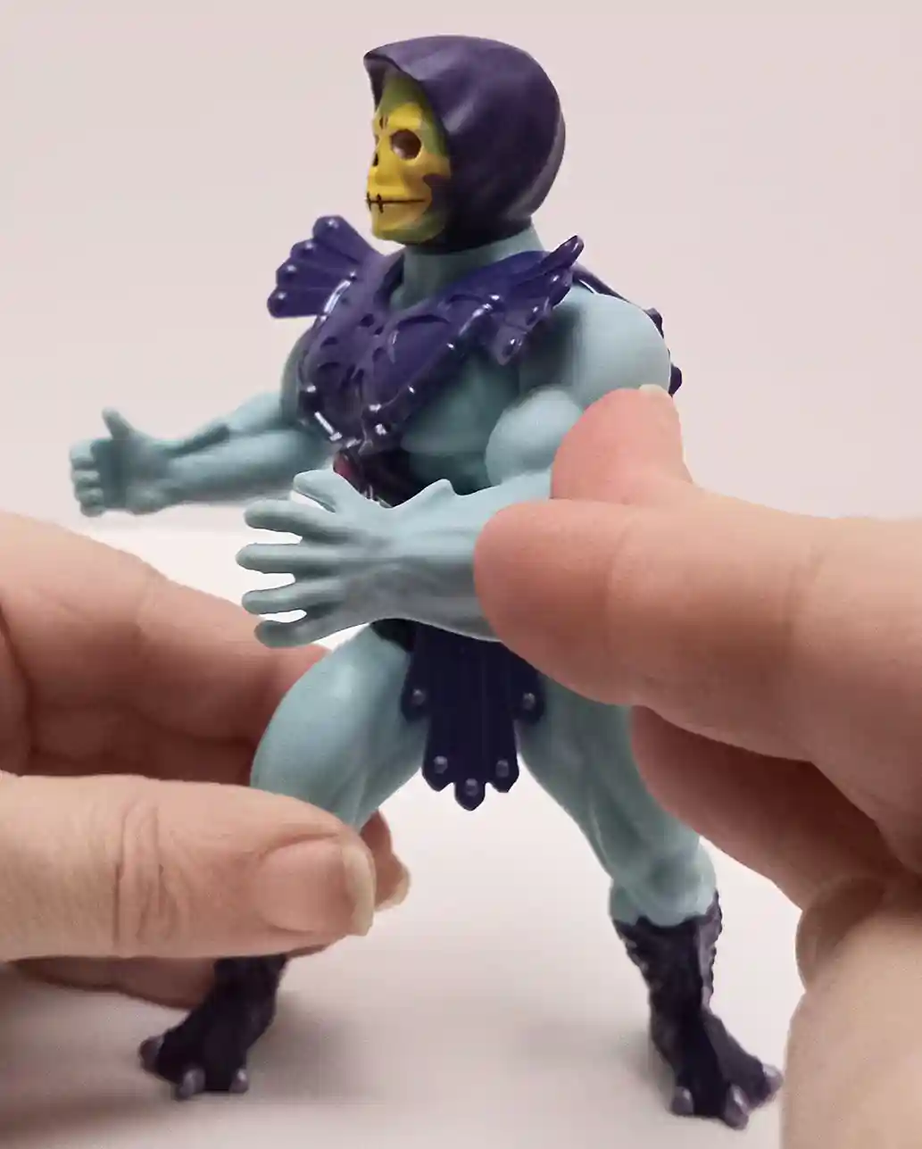 Retro-Punching-He-Man-and-Skeletor-MOTU-Origins-80th-Anniversary-2-Pack-Twisting Action 1