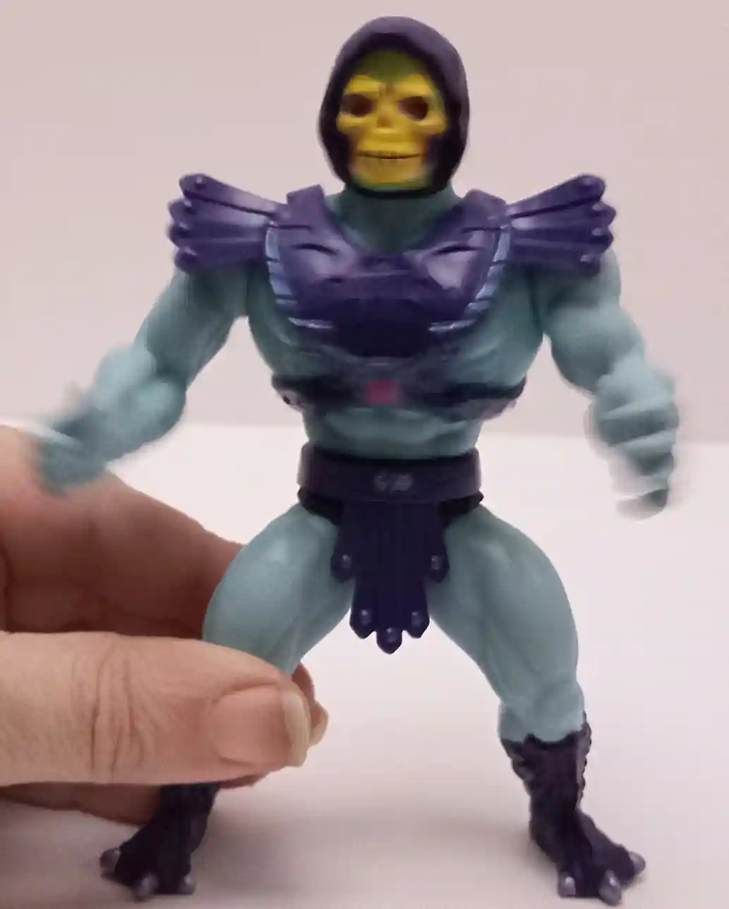 Retro-Punching-He-Man-and-Skeletor-MOTU-Origins-80th-Anniversary-2-Pack-Twisting Action 2