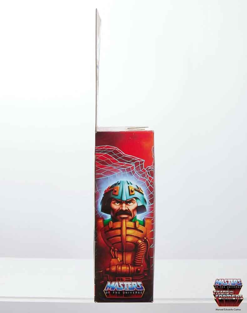 MOTU-Origins-Transformers-Bumblebee-Armor-Man-At-Arms-package-right