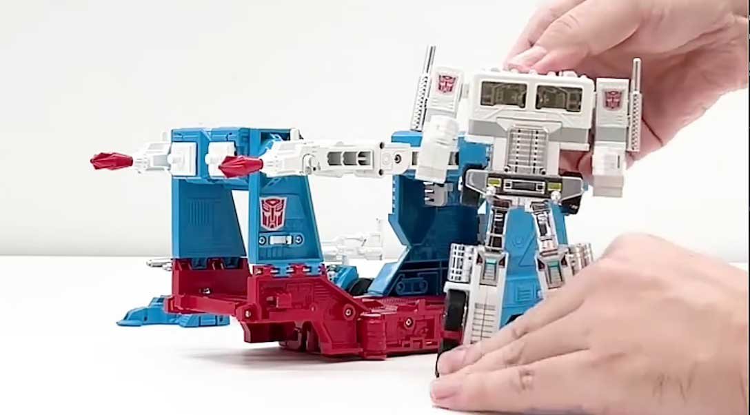 Ultra-Magnus-Transformers-Missing-Link-C-10-Transformation-1