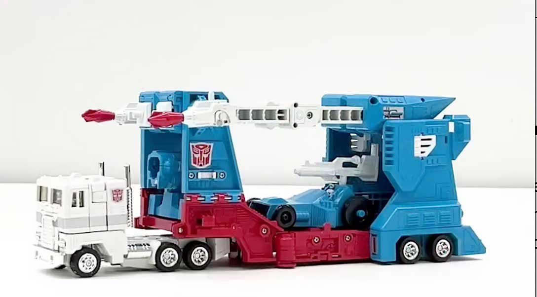 Ultra-Magnus-Transformers-Missing-Link-C-10-Transformation-10