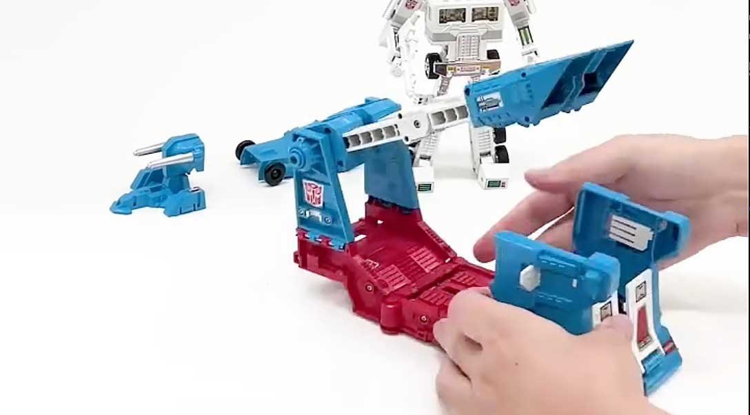 Ultra-Magnus-Transformers-Missing-Link-C-10-Transformation-2