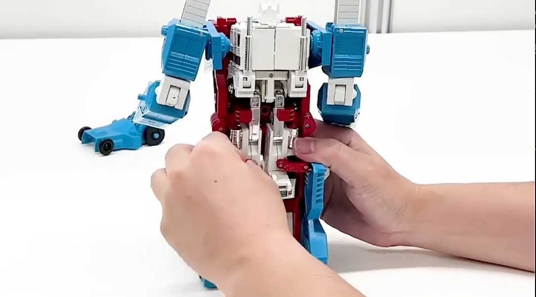 Ultra-Magnus-Transformers-Missing-Link-C-10-Transformation-4