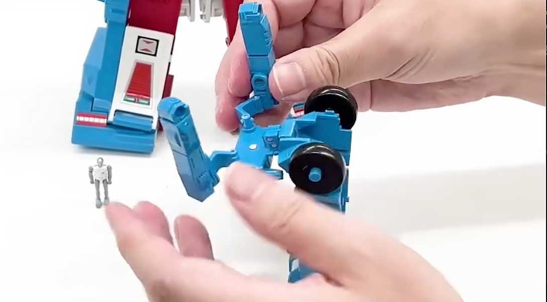 Ultra-Magnus-Transformers-Missing-Link-C-10-Transformation-7