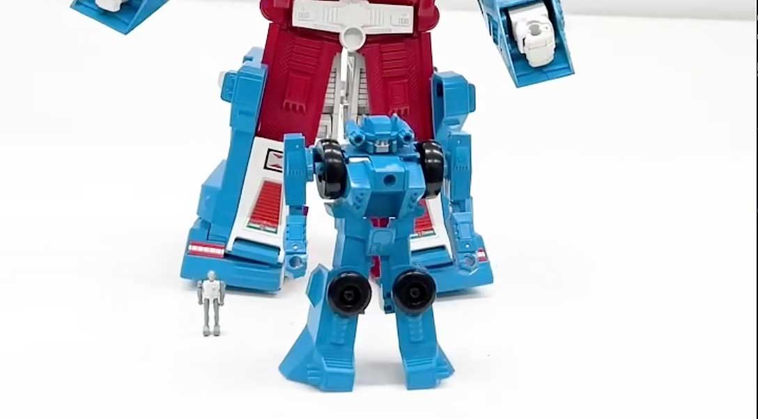 Ultra-Magnus-Transformers-Missing-Link-C-10-Transformation-8