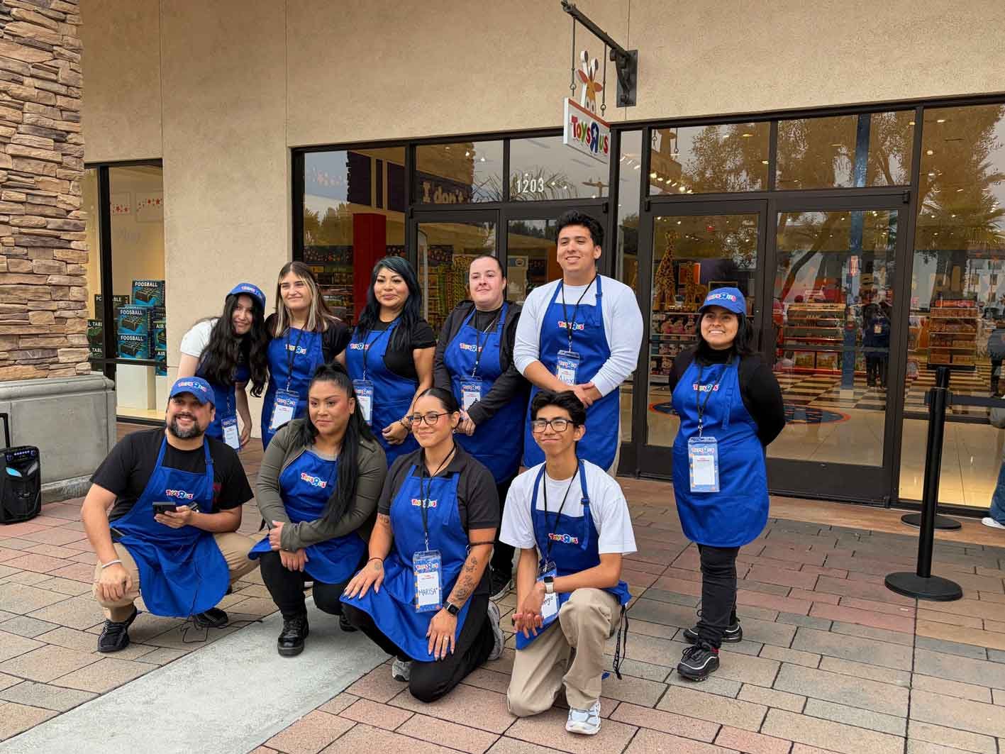 Toys-R-Us-Grand-Opening-Camarillo-CA-2