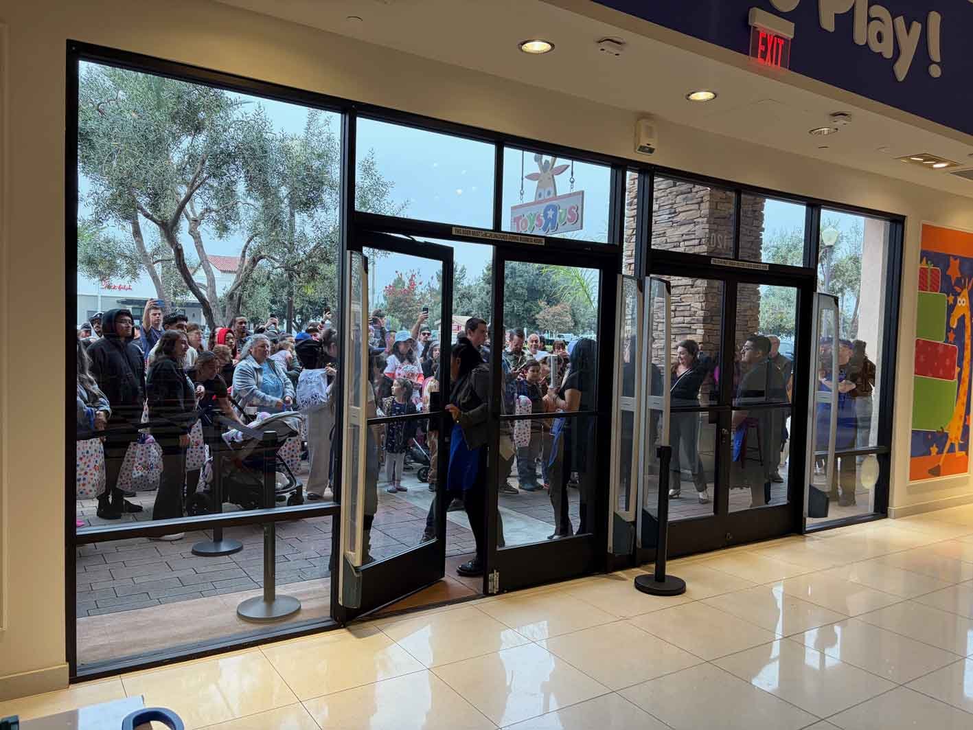 Toys-R-Us-Grand-Opening-Camarillo-CA-20