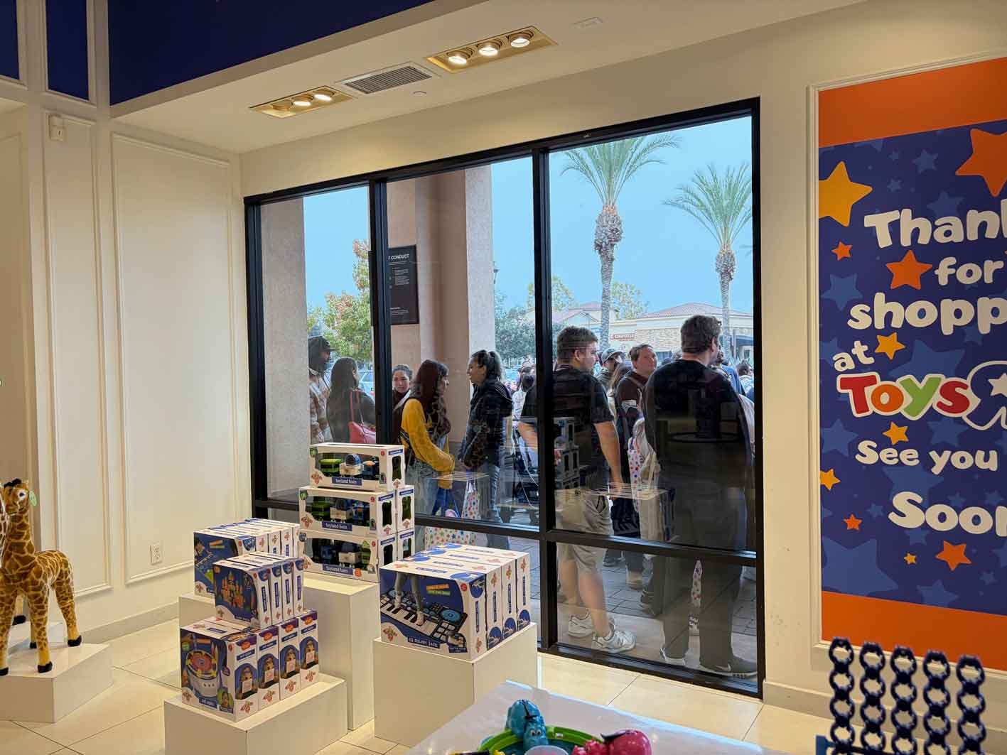 Toys-R-Us-Grand-Opening-Camarillo-CA-21