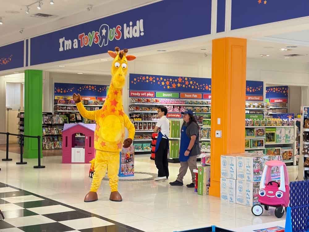Toys-R-Us-Grand-Opening-Camarillo-CA-24