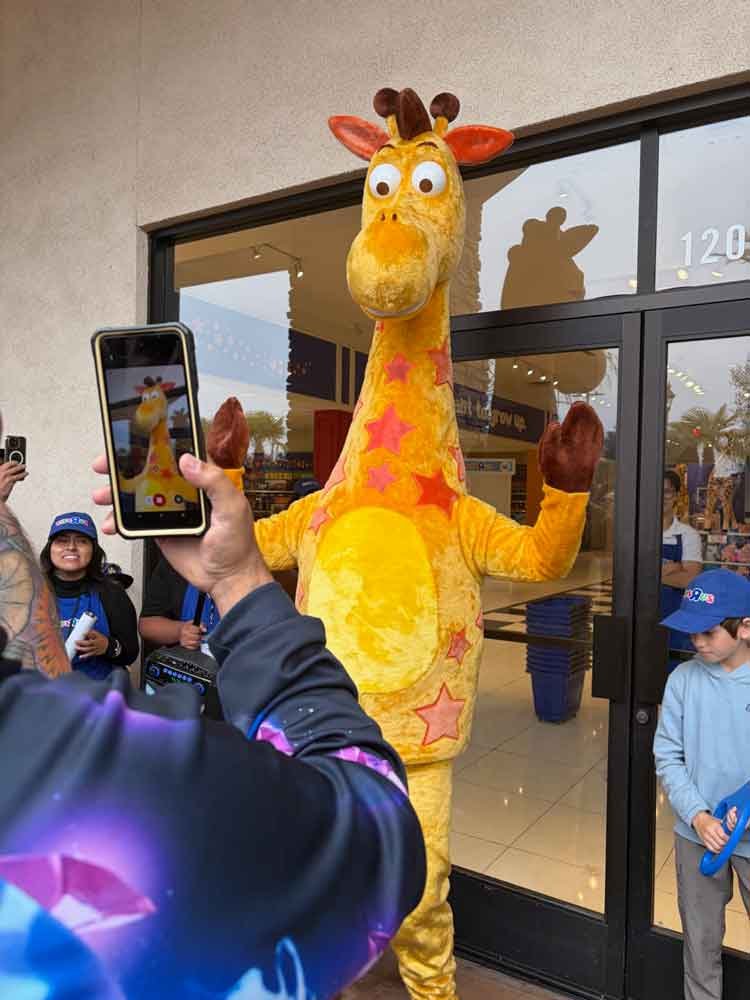 Toys-R-Us-Grand-Opening-Camarillo-CA-26