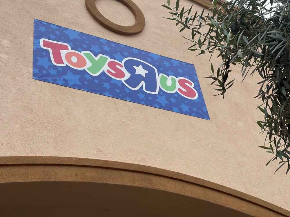 Toys-R-Us-Grand-Opening-Camarillo-CA-3