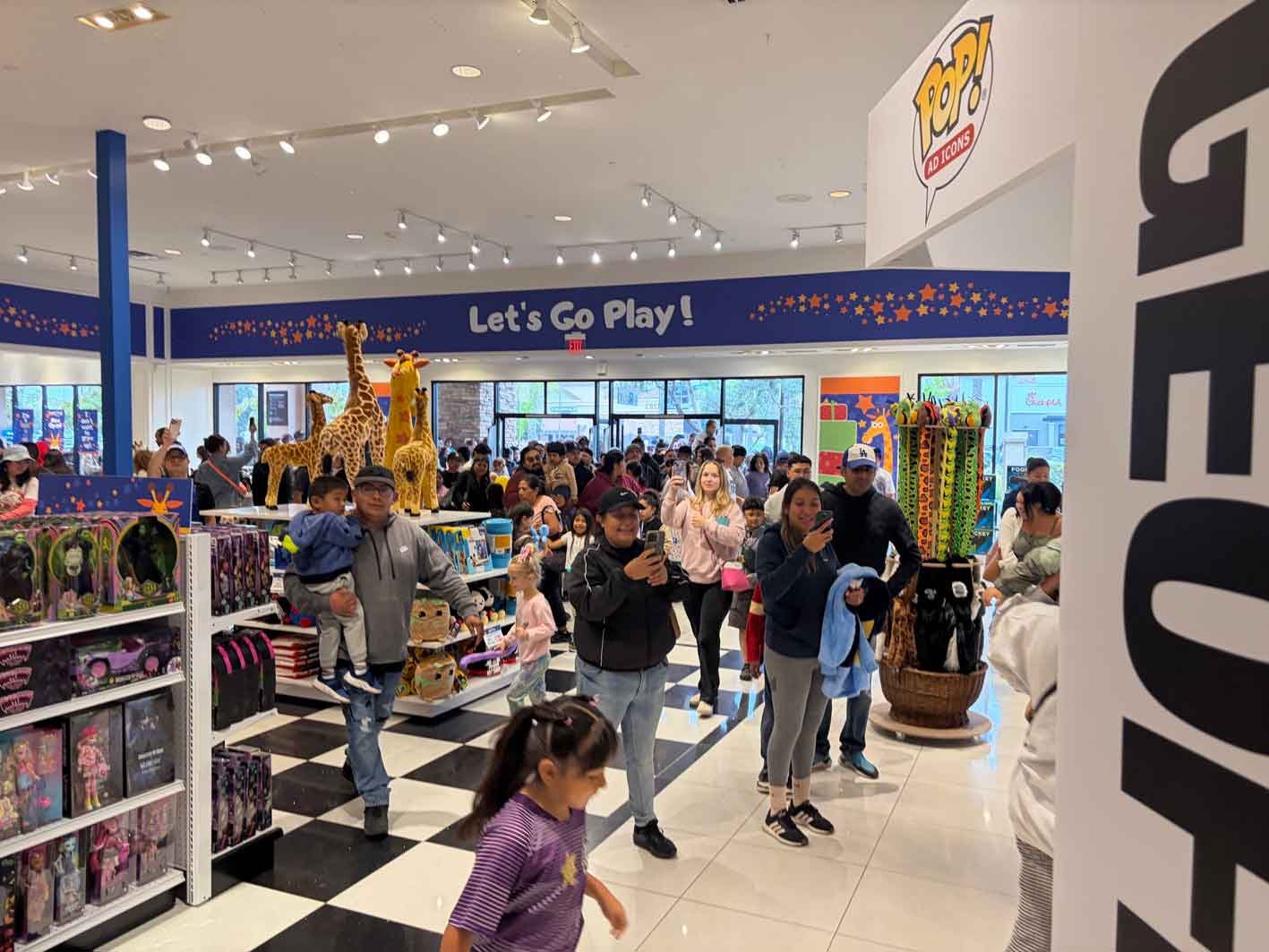 Toys-R-Us-Grand-Opening-Camarillo-CA-30