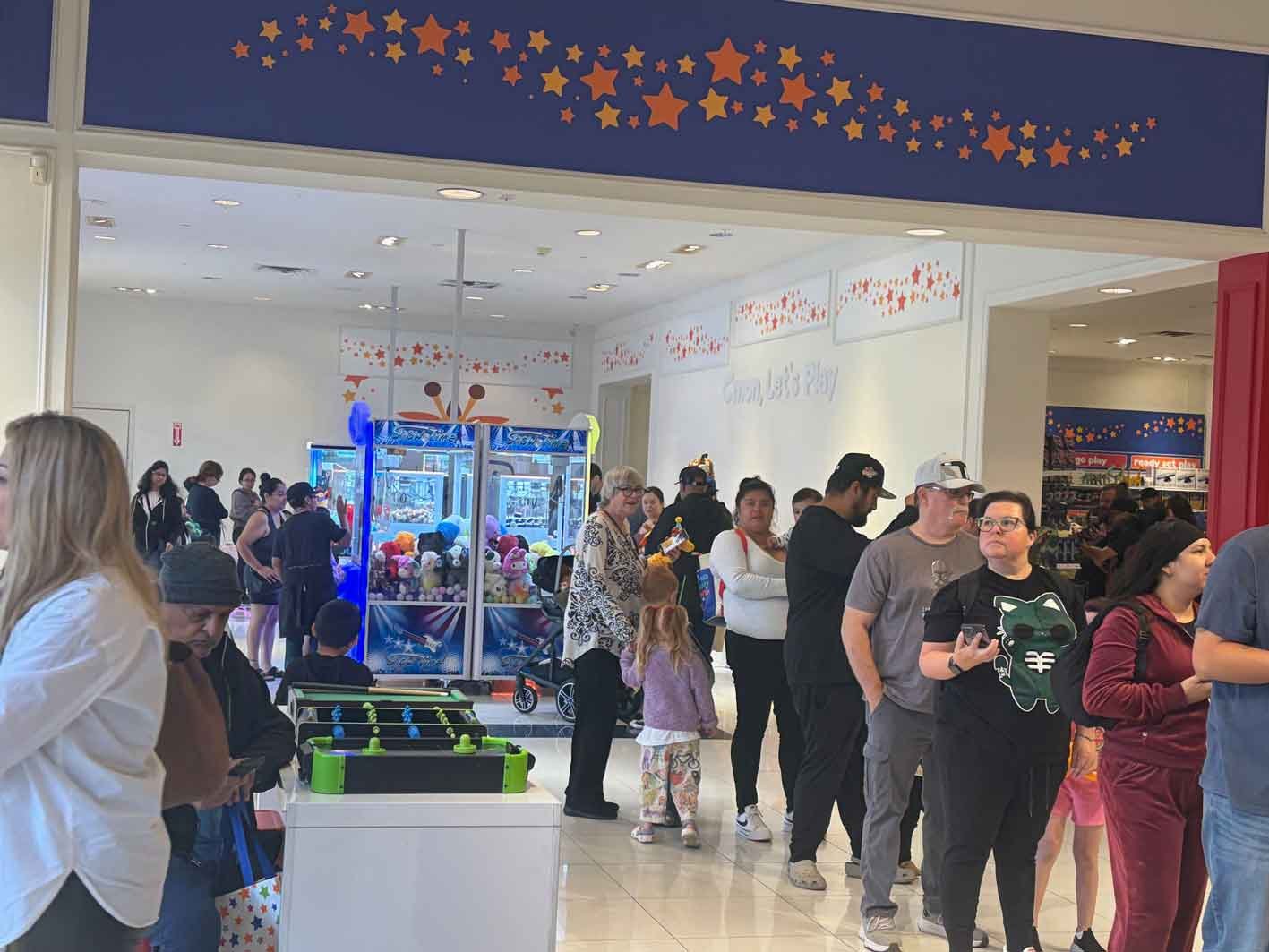 Toys-R-Us-Grand-Opening-Camarillo-CA-31