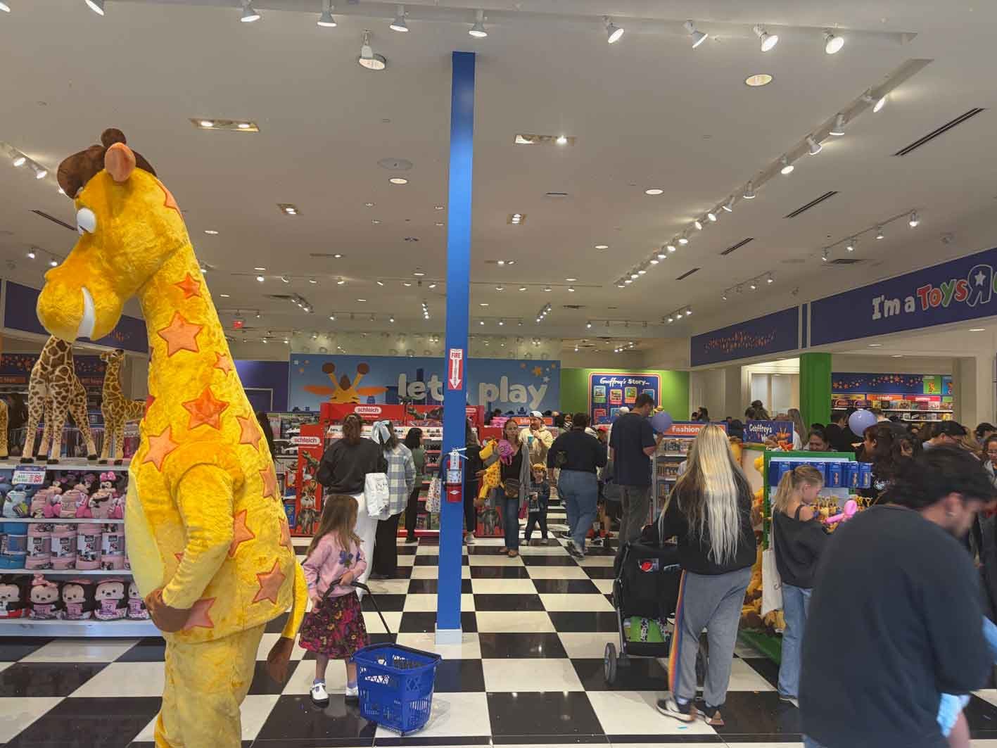 Toys-R-Us-Grand-Opening-Camarillo-CA-37