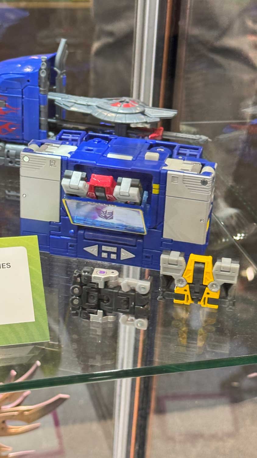Transformers-NYCC-2025-Booth-Images-12