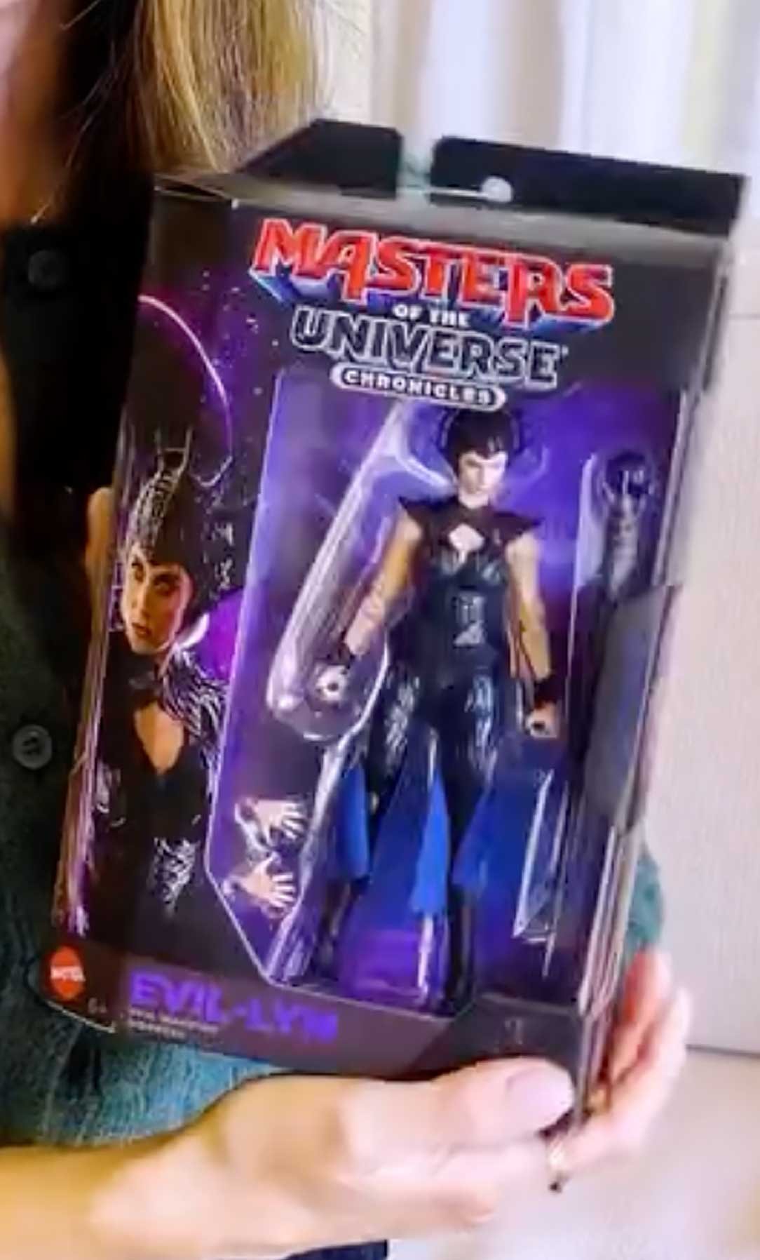 Evil-Lyn-MOTU-Chronicles-Masters-of-the-Universe-Movie-Figure-In-Hand-1