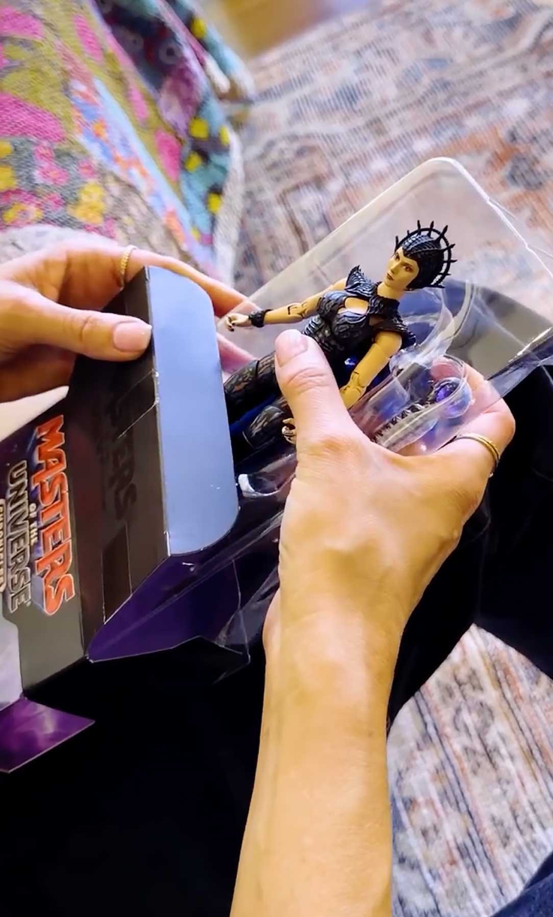 Evil-Lyn-MOTU-Chronicles-Masters-of-the-Universe-Movie-Figure-In-Hand-2