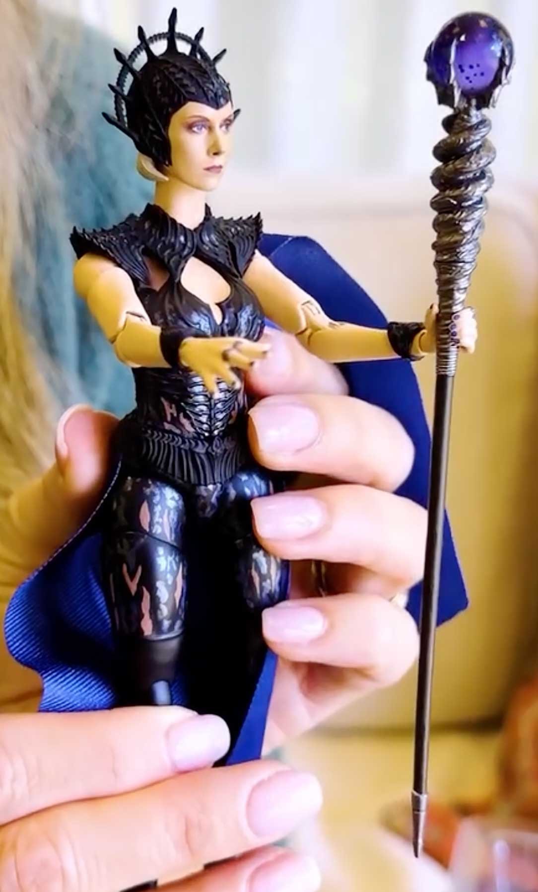 Evil-Lyn-MOTU-Chronicles-Masters-of-the-Universe-Movie-Figure-In-Hand-4