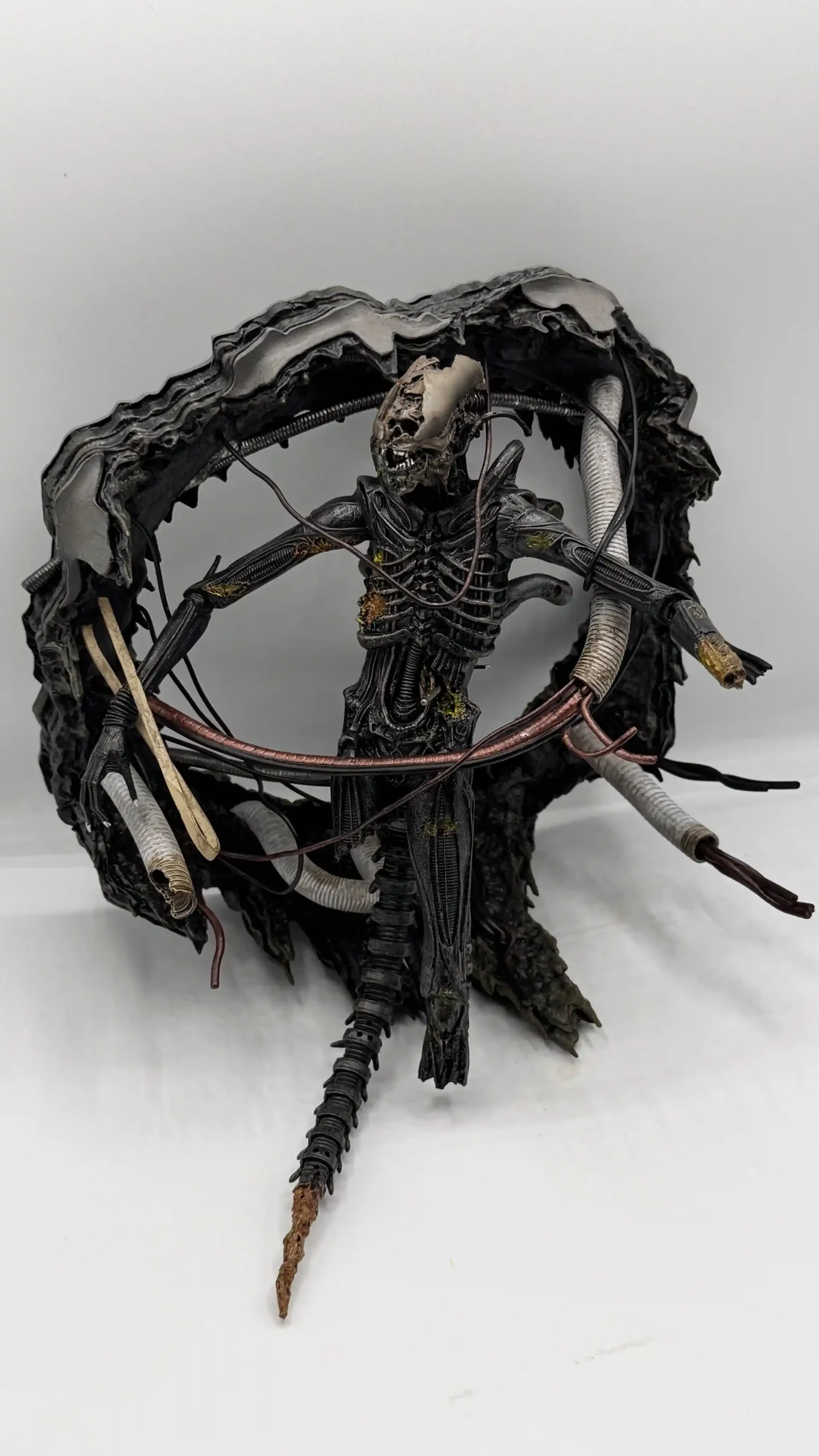 Alien Romulus Suspended Lab Xenomorph XX121 Deluxe Figure Review 5