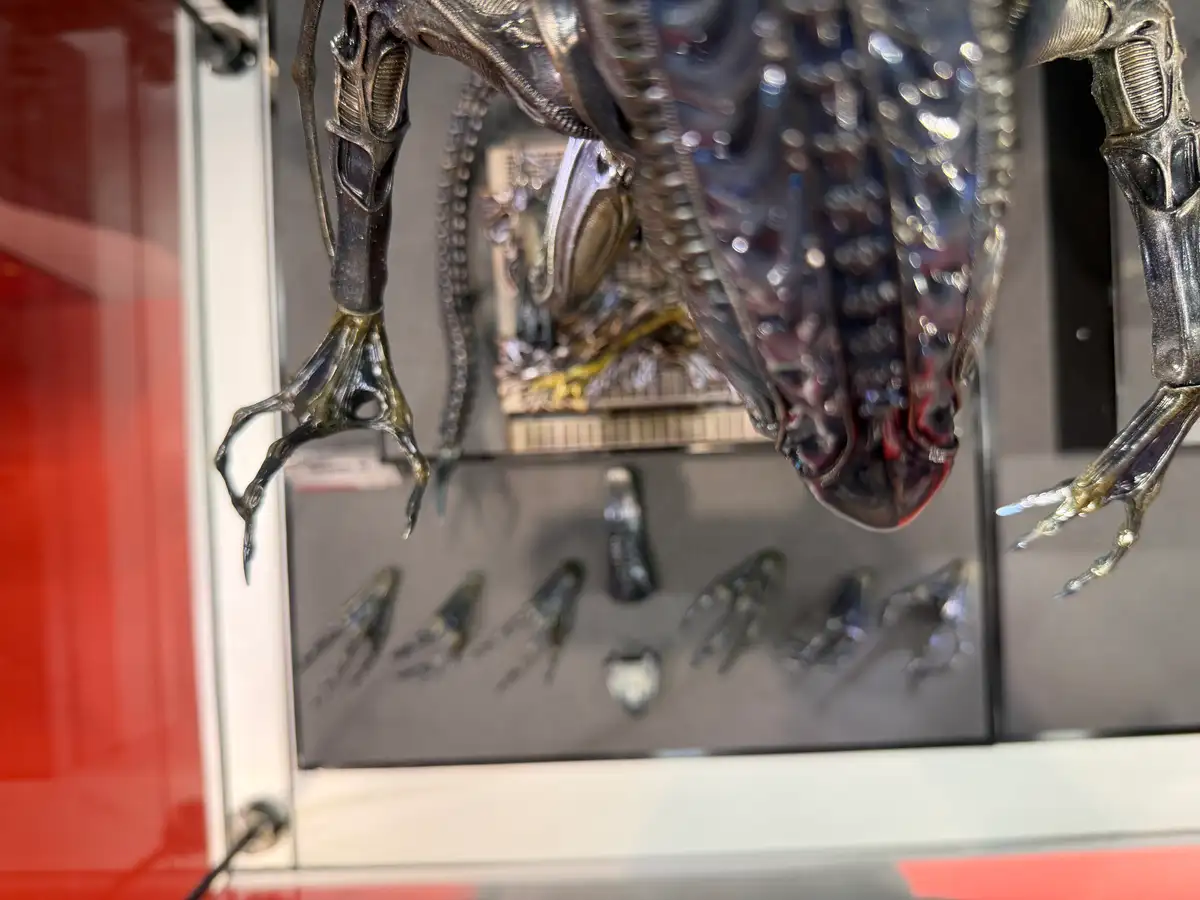 Alien Warrior Aliens 40th Anniversary Hot Toys Hong Kong Comic Con 2026 Booth Image 11