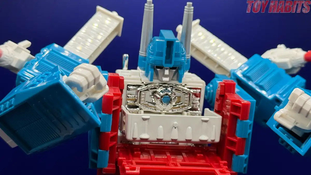 Ultra Magnus C 10 Transformers Missing Link Review 13