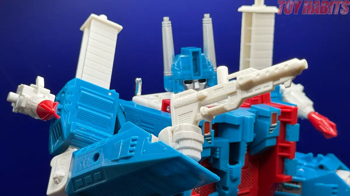 Ultra Magnus C 10 Transformers Missing Link Review 16