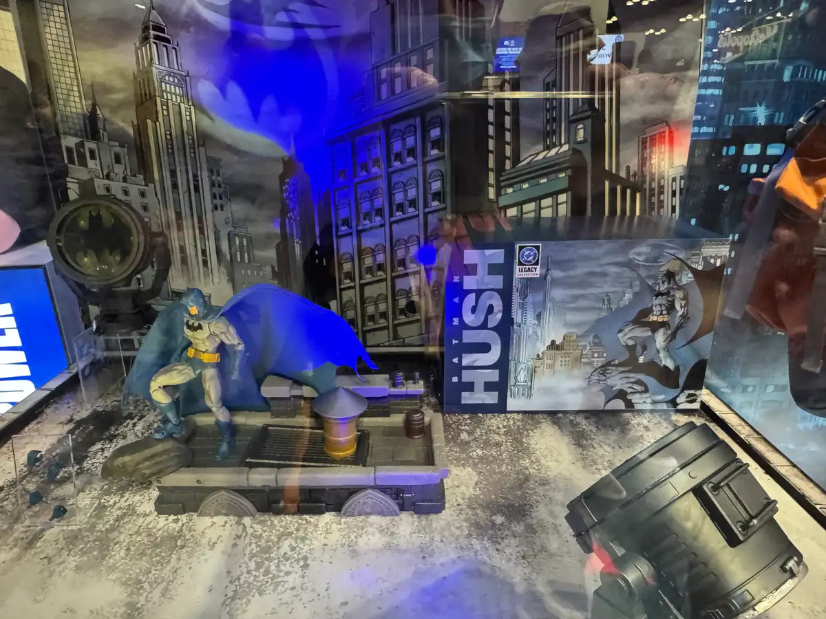 Batman Hush Rooftop Bat Signal DC Premium Diorama Set NYCC 2026 4