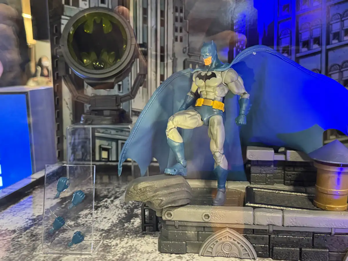 Batman Hush Rooftop Bat Signal DC Premium Diorama Set NYCC 2026 6