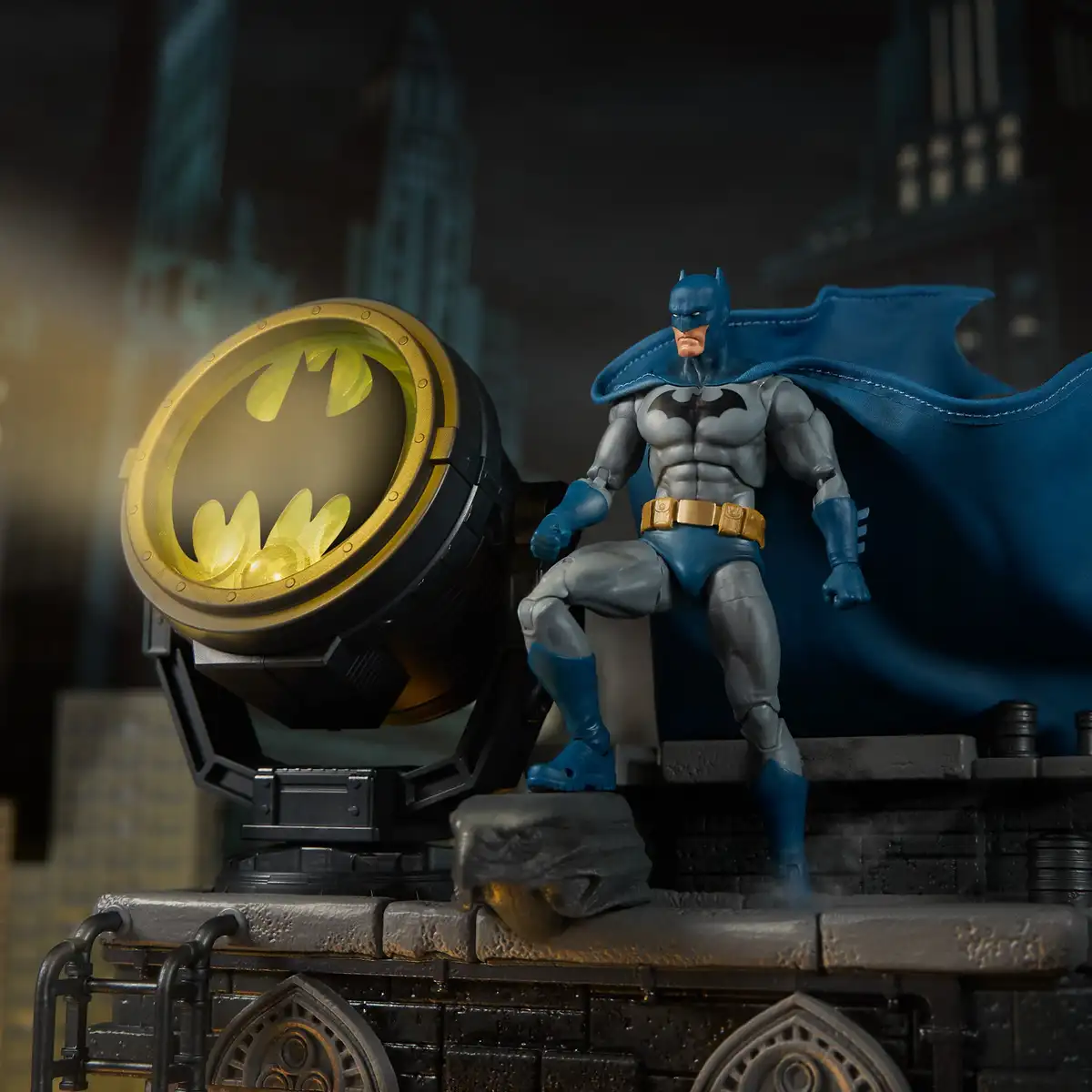 DC Premium Batman Hush Rooftop Bat Signal Diorama Set 01