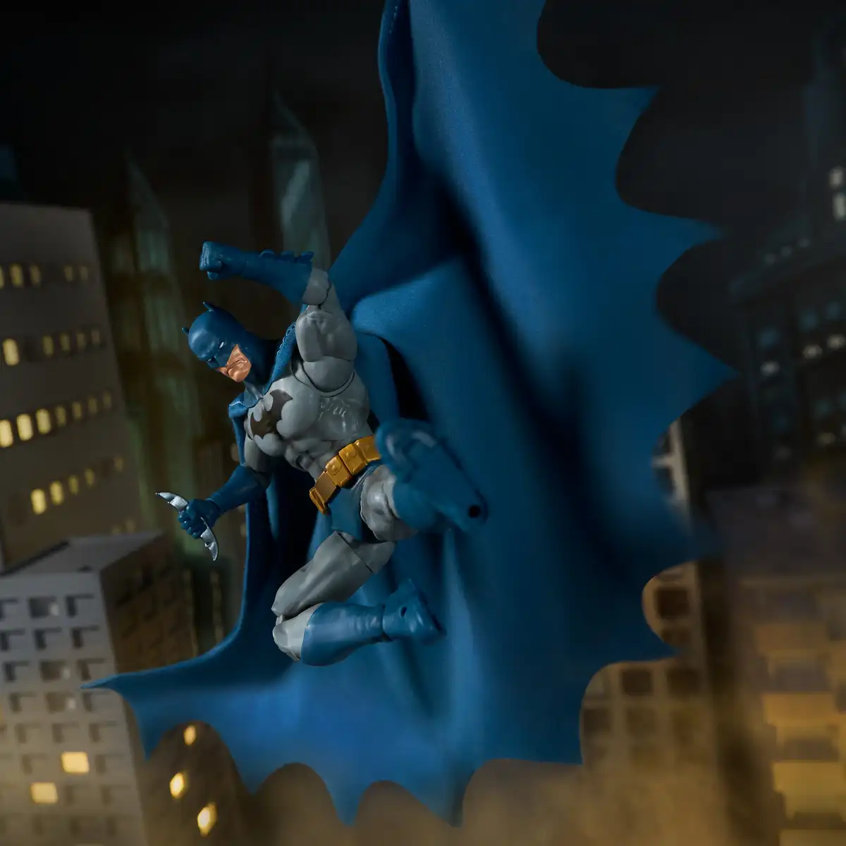 DC Premium Batman Hush Rooftop Bat Signal Diorama Set 02