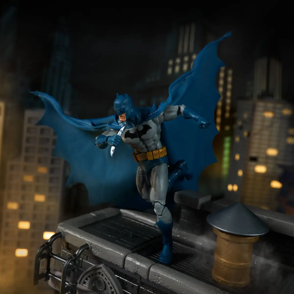 DC Premium Batman Hush Rooftop Bat Signal Diorama Set 03