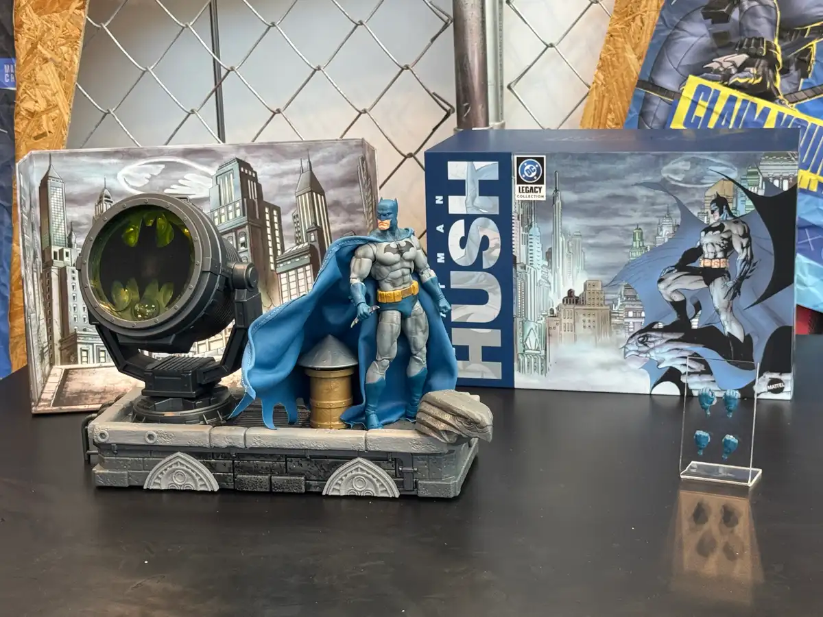 DC Premium Batman Hush Rooftop Bat Signal Diorama Set NYCC 2026 3